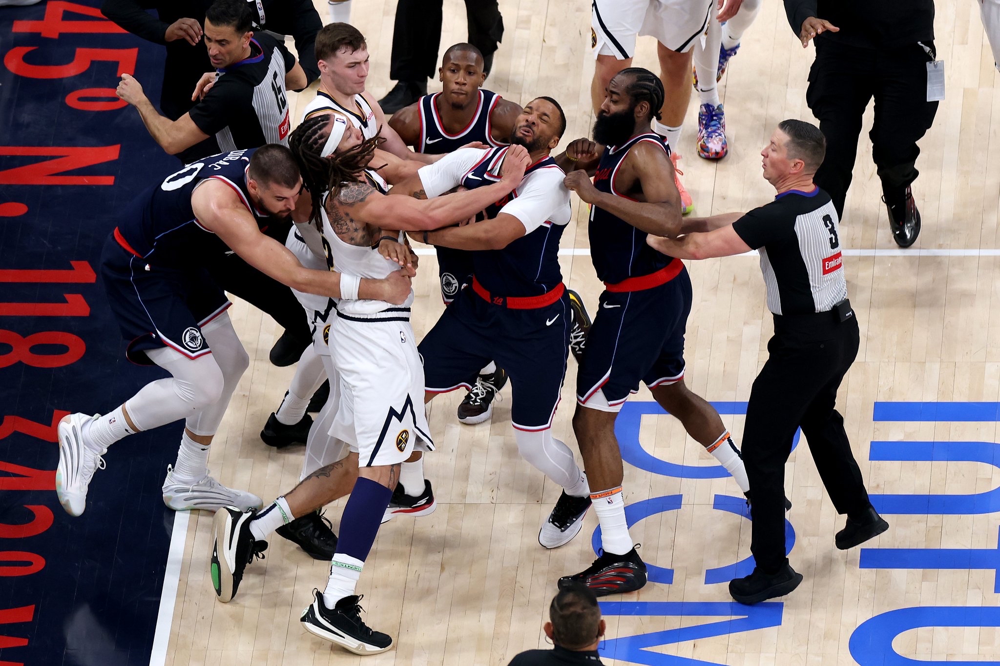 开云体育投注-球星们异国集结,篮球对决火爆上演的简单介绍